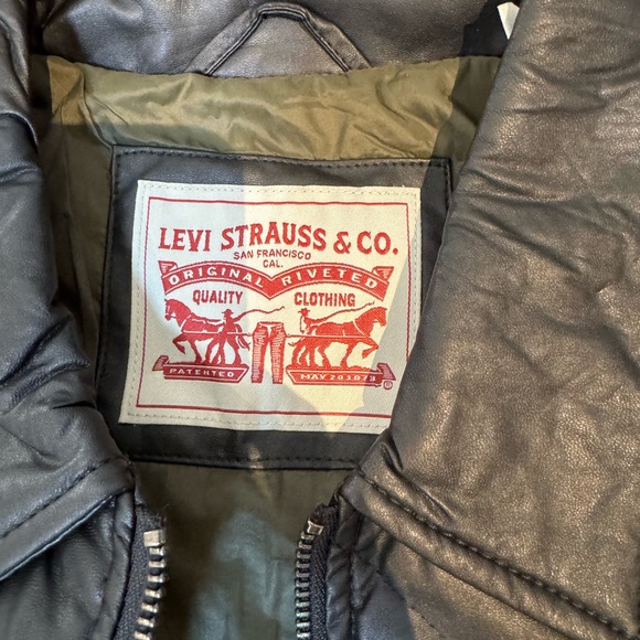 Levi's Black Quilted Shirt Jacket - Picture 7 of 9